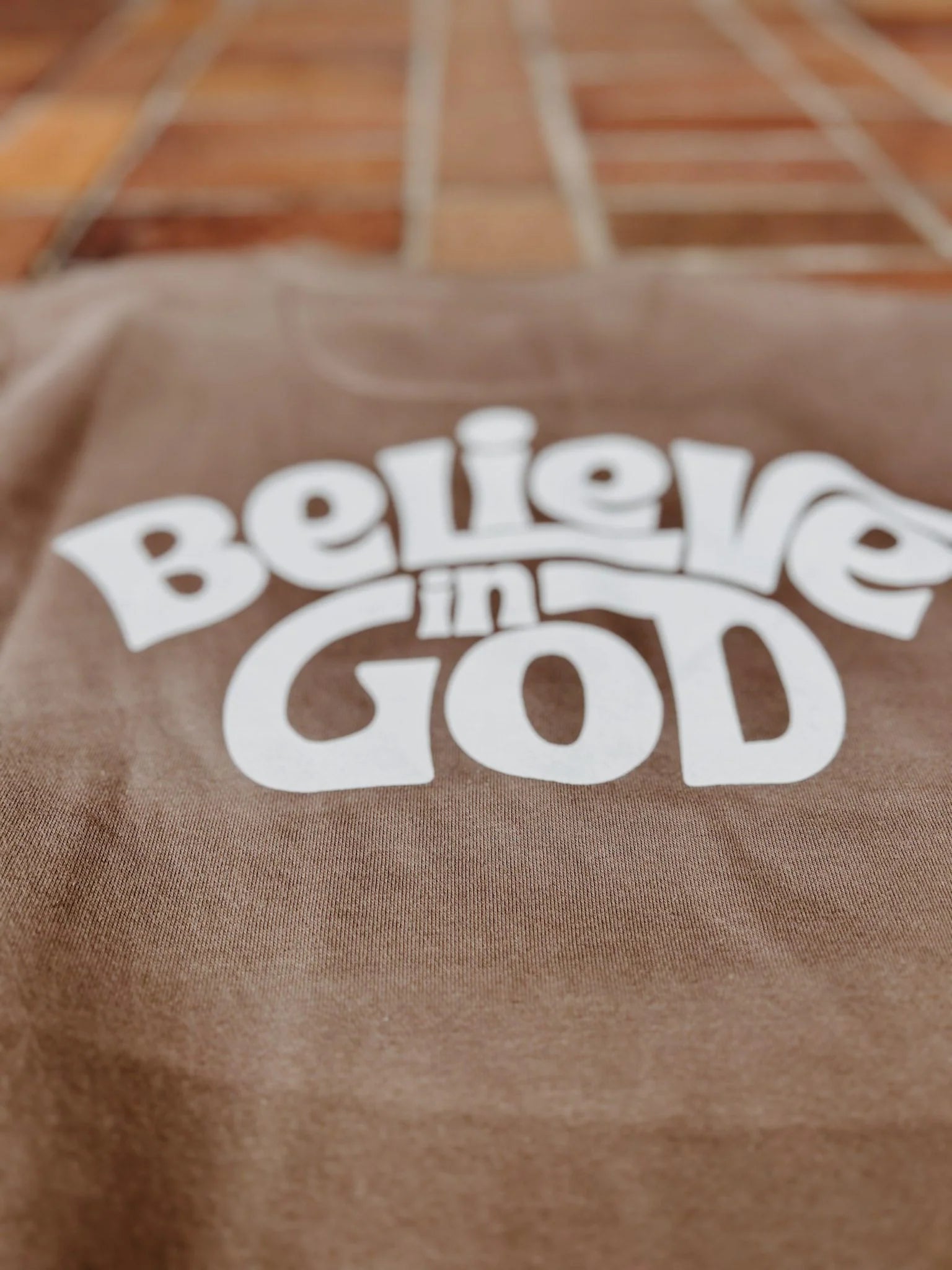 Belive in God – Brown T-shirt.