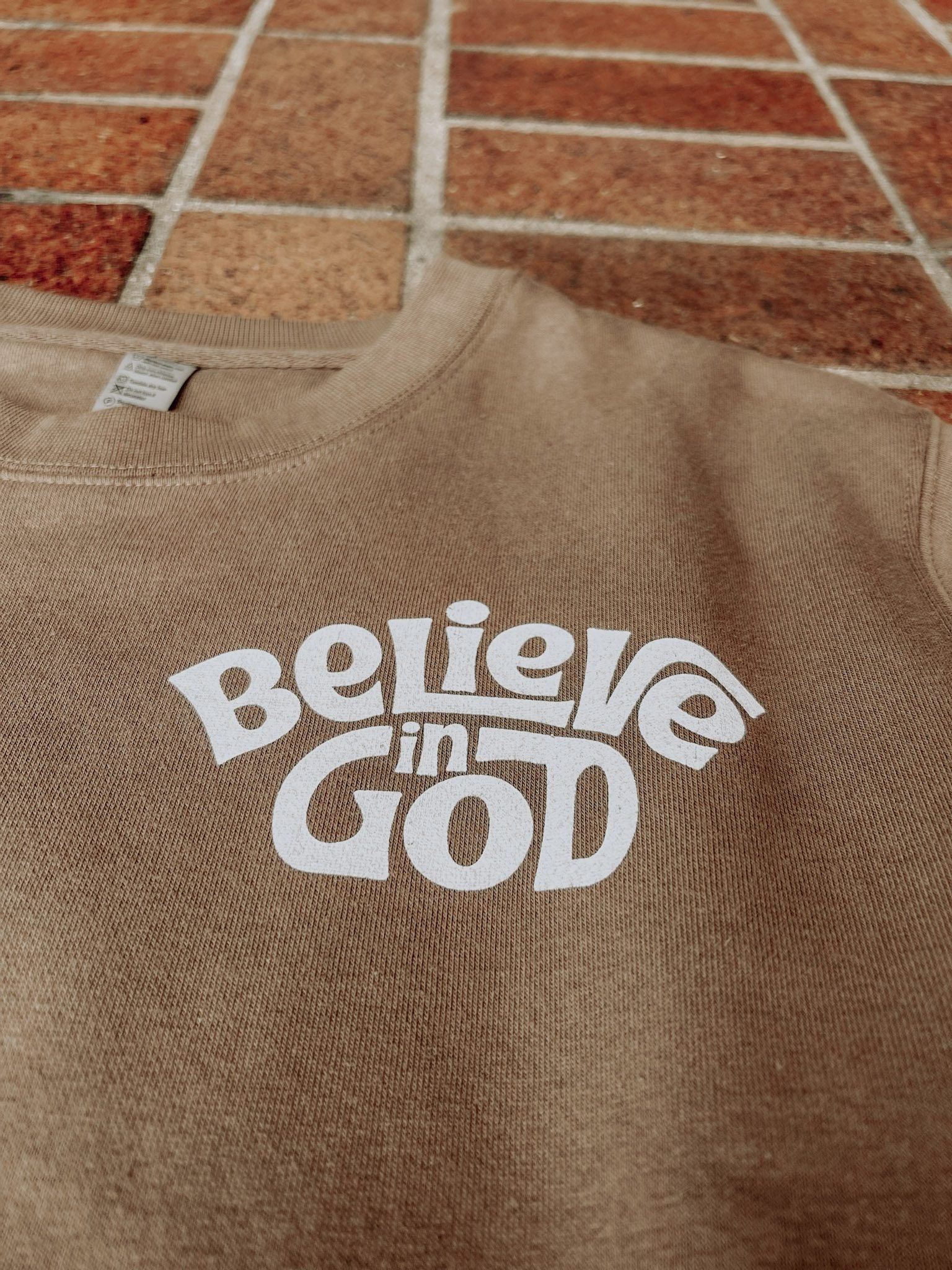 Belive in God – Brown T-shirt.